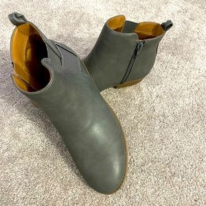 Grey Chelsea Boots size 5 (fit like size 7 women)